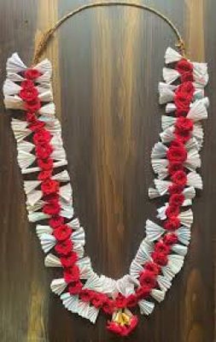 कानून की छात्रा ने मुख्यमंत्री सिद्धरमैया को मुफ्त बस टिकट से बनी माला भेंट की