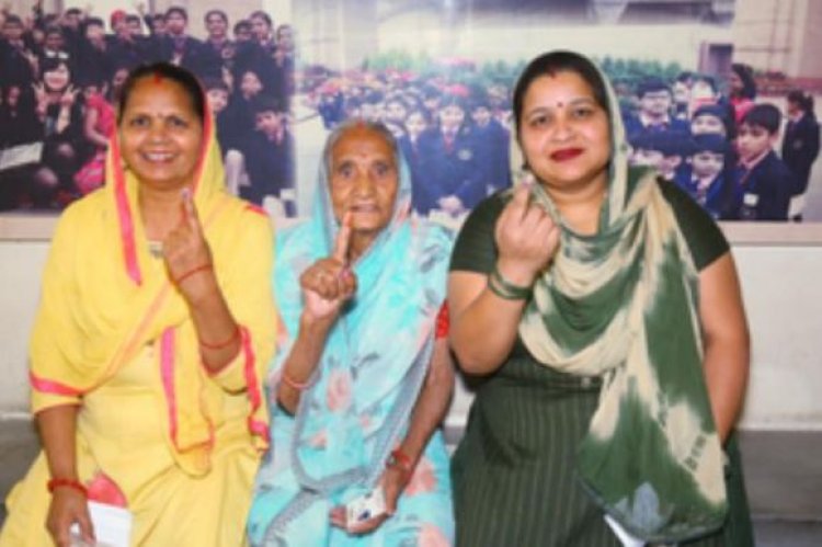 एम्बुलेंस से वोट देने पहुंची हार्ट सर्जरी की मरीज, महिलाओं और बुजुर्गों में भी दिखा उत्साह