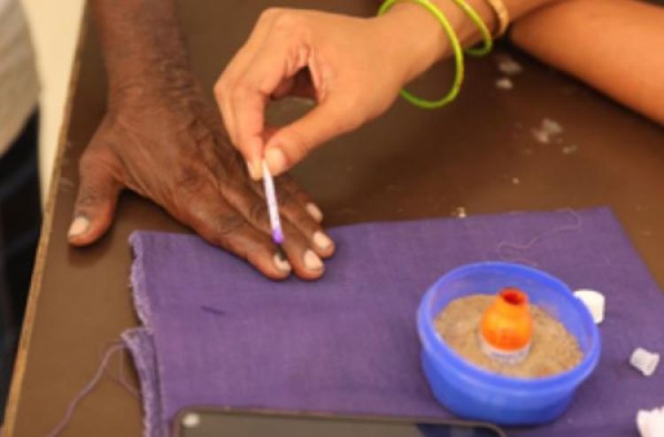 नासिक में टमाटर व प्याज की माला पहनकर मतदान करने पहुंचे दो किसान