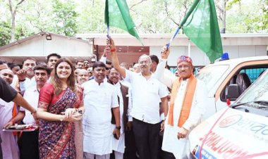 CM विष्णुदेव साय ने पंडरिया क्षेत्र के लिए 5 निःशुल्क एम्बुलेंस को हरी झंडी दिखाकर रवाना किया