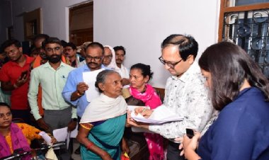 कलेक्टर ने संवेदनशीलतापूर्वक जनदर्शन में लोगों की समस्याएं एवं शिकायतें सुनी