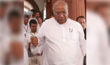 नीट पर चर्चा के लिए विपक्षी सांसदों का नोटिस, खड़गे ने उठाया एयरपोर्ट के स्ट्रक्चर का मुद्दा