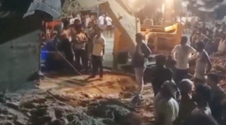 उत्तर प्रदेश के हरदोई में बालू से भरा ट्रक पलटने से एक ही परिवार के आठ लोगों की मौत