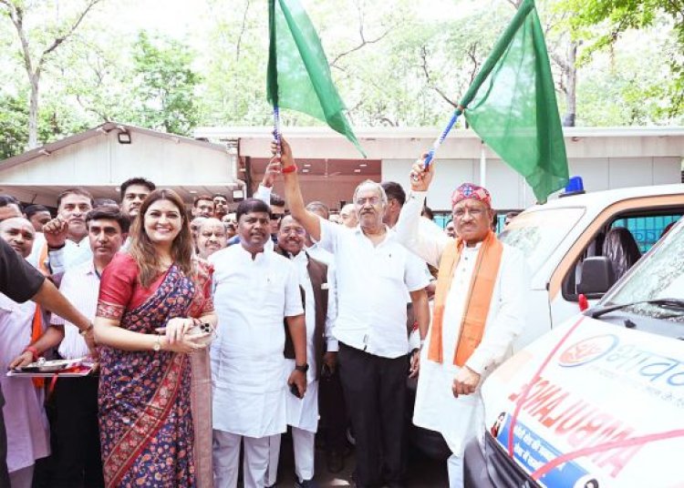CM विष्णुदेव साय ने पंडरिया क्षेत्र के लिए 5 निःशुल्क एम्बुलेंस को हरी झंडी दिखाकर रवाना किया