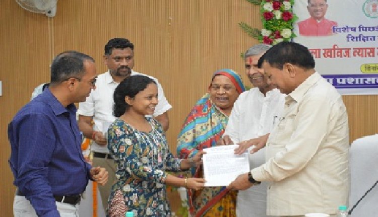 अतिथि शिक्षक के रूप में नियुक्ति मिलने पर रेखा के चेहरे में झलक रही खुशी की लहर