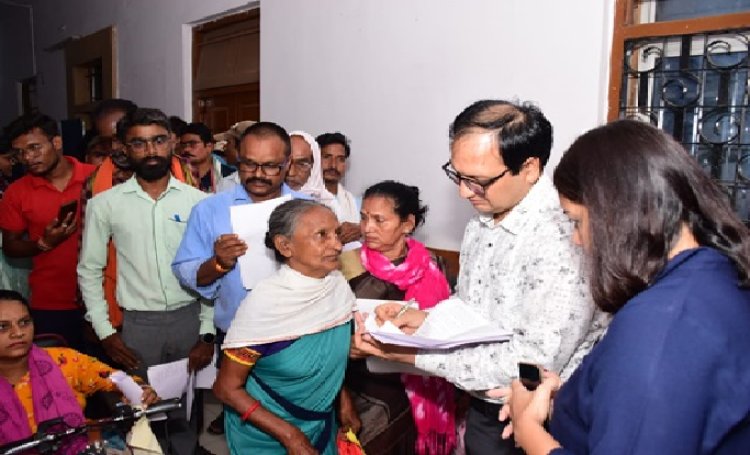 कलेक्टर ने संवेदनशीलतापूर्वक जनदर्शन में लोगों की समस्याएं एवं शिकायतें सुनी