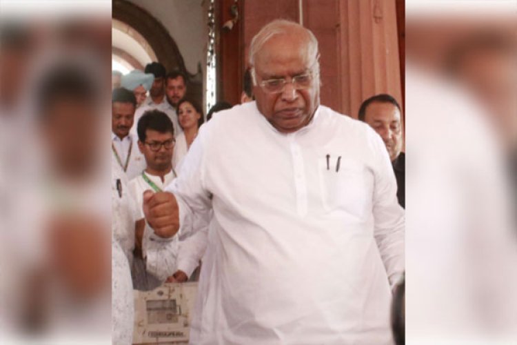 नीट पर चर्चा के लिए विपक्षी सांसदों का नोटिस, खड़गे ने उठाया एयरपोर्ट के स्ट्रक्चर का मुद्दा