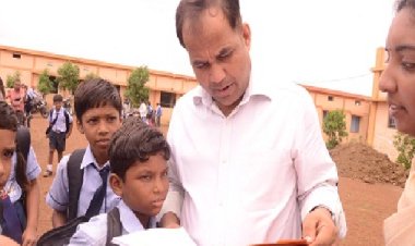 कलेक्टर ने स्कूली बच्चों से वितरित पुस्तकों की ली जानकारी, स्वयं बैग खोलकर भी देखा