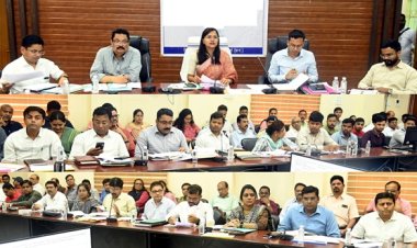 पेंशन प्रकरण पर त्वरित कार्यवाही सुनिश्चित करें अधिकारी - कलेक्टर