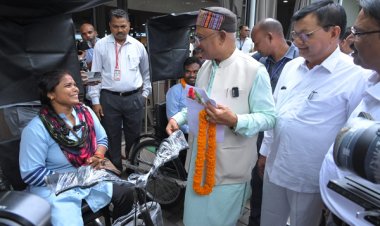 जनदर्शन : मुख्यमंत्री श्री विष्णु देव साय ने  श्रमवीरों के मेधावी बच्चों को दो दो लाख रुपए के चेक वितरित किए