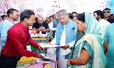 राज्य स्तरीय शाला प्रवेश उत्सव के अवसर पर लगे विभिन्न स्टालों का मुख्यमंत्री ने किया अवलोकन