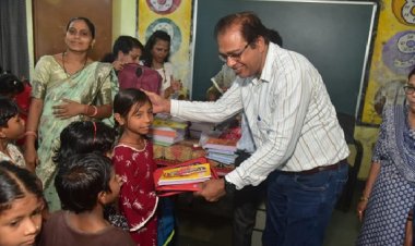 जीई फाउंडेशन ने शिक्षा अभियान में बालिकाओं को पाठ्य सामग्री दी