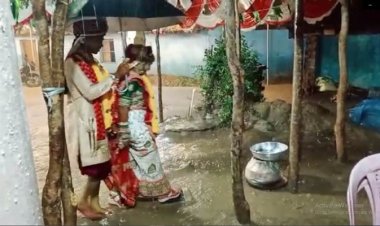 छत्तीसगढ़ में अनोखी शादी: दूल्हा-दुल्हन ने बरसते पानी में लिए फेरे, देखें वीडियो...