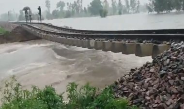 बारिश में बह गई पुलिया, हवा में लटका रेलवे ट्रैक...