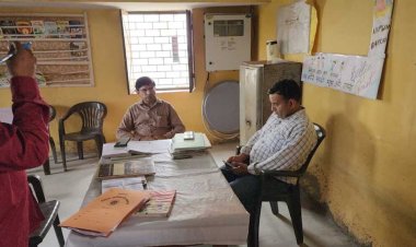 संभल में सरकारी स्कूल का निरीक्षण करने पहुंच गए डीएम,  टीचर के मोबाइल की निकली हिस्ट्री