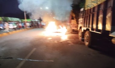 चलती कार में लगी आग, लोगों ने उतर कर बचाई जान...