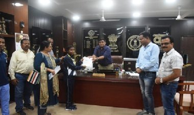 राष्ट्रीय जुडो चौम्पियनशीप प्रतियोगिता में उत्कृष्ट प्रदर्शन करने वाली हेमबती नाग का कलेक्टर ने किया सम्मान