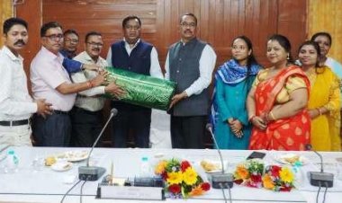 कमिश्नर कार्यालय परिवार द्वारा निवृतमान कमिश्नर धावड़े को दी गई विदाई