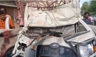 बलिया में स्कूली बच्चों से भरी पिकअप खड़े ट्रक से टकराई; एक छात्र की मौत, 15 घायल