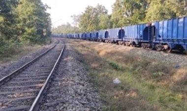 रेलवे ट्रैक पर मवेशियों की रोकथाम के लिए ट्रैक के आसपास के निवासियों को दी जा रही समझाइश