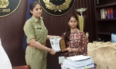 बर्थ-डे पर हेलमेट बांटने वाली छात्रा शताक्षी को एसपी ने सम्मानित किया