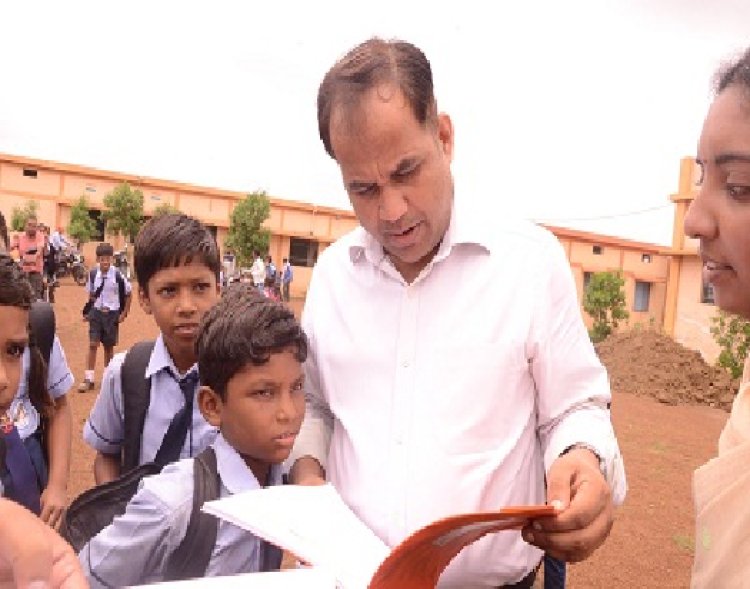 कलेक्टर ने स्कूली बच्चों से वितरित पुस्तकों की ली जानकारी, स्वयं बैग खोलकर भी देखा