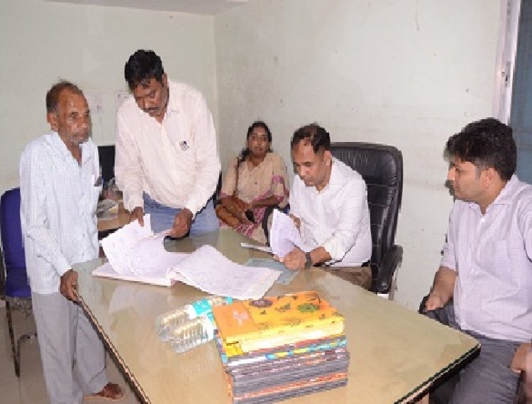 कलेक्टर डाॅ. गौरव सिंह पहुंचे पटवारी और पंचायत कार्यालय