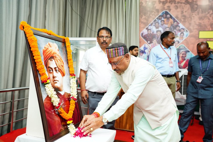 मुख्यमंत्री श्री विष्णु देव साय ने स्वामी विवेकानंद जी की पुण्यतिथि पर उन्हें नमन किया