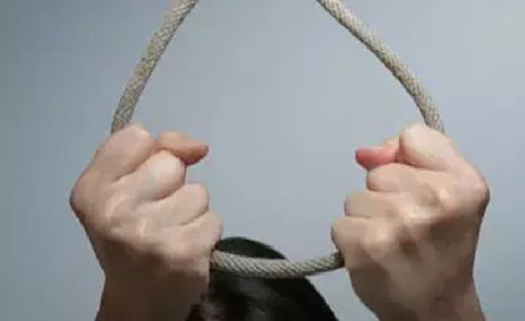 शिक्षिका ने देर रात कमरे में लगाई फांसी