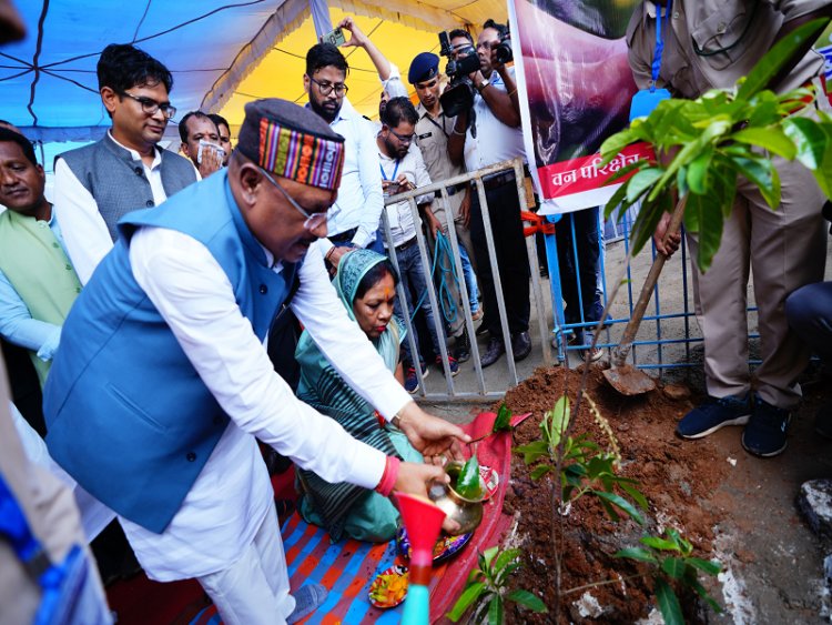एक पेड़ मां के नाम   माँ के सम्मान में रुद्राक्ष का पौधा रोपा मुख्यमंत्री श्री साय ने