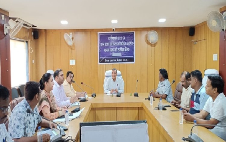 कलेक्टर शर्मा ने की एफसीआई व नान में मिलर्स को आबंटित स्टेक के विरुद्ध चावल जमा की समीक्षा