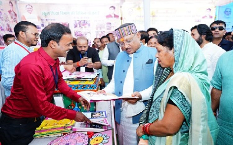 राज्य स्तरीय शाला प्रवेश उत्सव के अवसर पर लगे विभिन्न स्टालों का मुख्यमंत्री ने किया अवलोकन