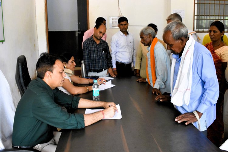 कलेक्टर ने जनदर्शन में सुनी आम लोगों की समस्याएं, निराकरण हेतु त्वरित कार्यवाही करने के दिए निर्देश