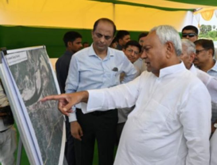 बिहार के मुख्यमंत्री नीतीश कुमार ने निर्माणाधीन योजनाओं का किया निरीक्षण