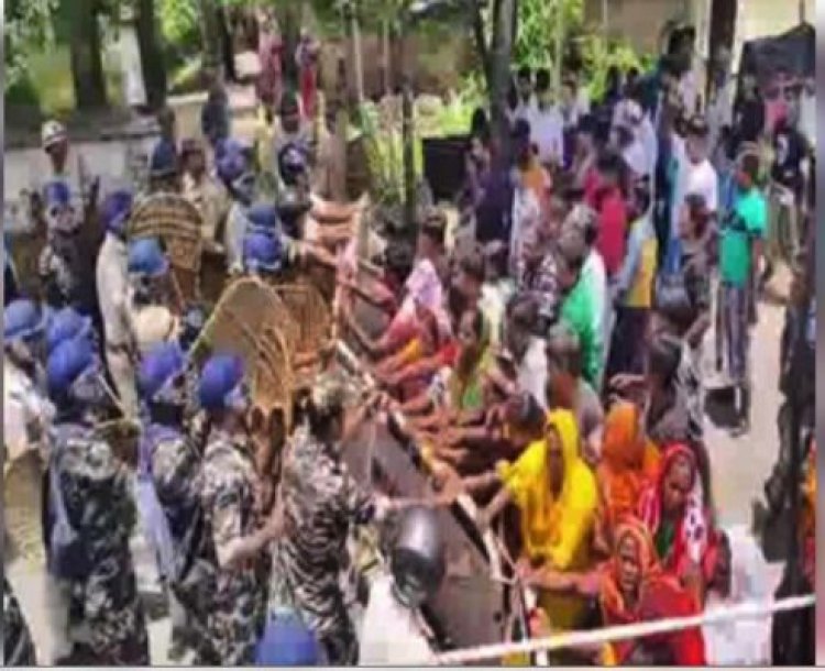 बंगाल : पुलिस हिरासत से रिहा हुए युवक की मौत के बाद लोगों ने काटा बवाल