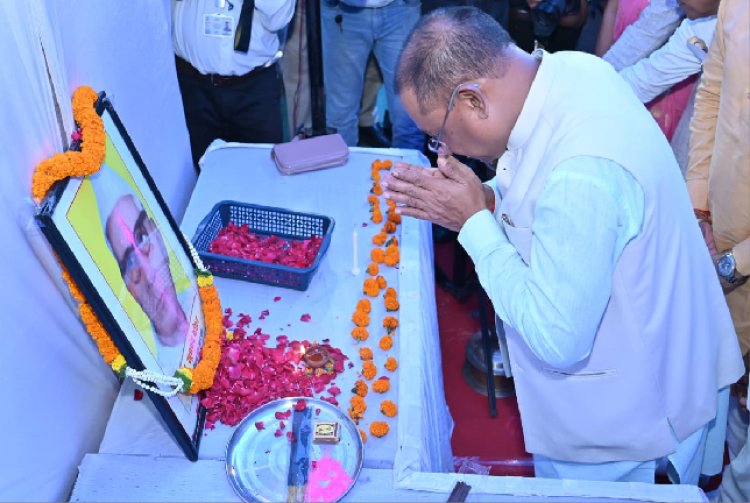 बीजापुर जिले में शहीद हुए जवानों को मंत्री श्रीमती लक्ष्मी राजवाड़े ने दी भावपूर्ण श्रद्धांजलि