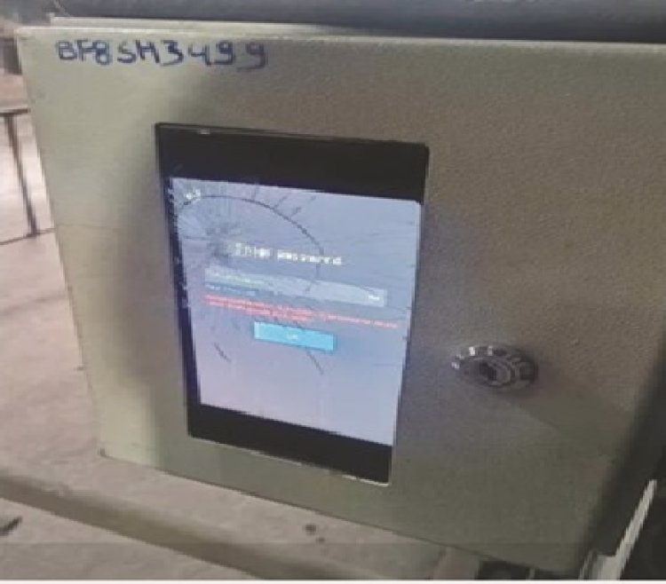 बायोमेट्रिक मशीन में हुई तोडफ़ोड़