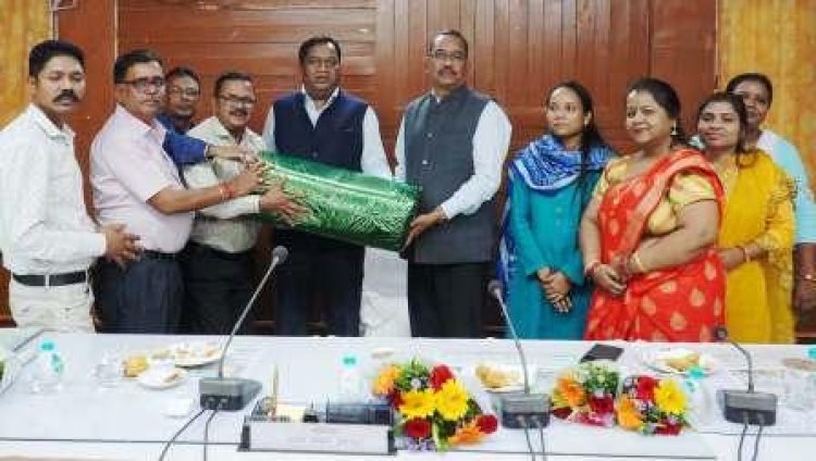 कमिश्नर कार्यालय परिवार द्वारा निवृतमान कमिश्नर धावड़े को दी गई विदाई