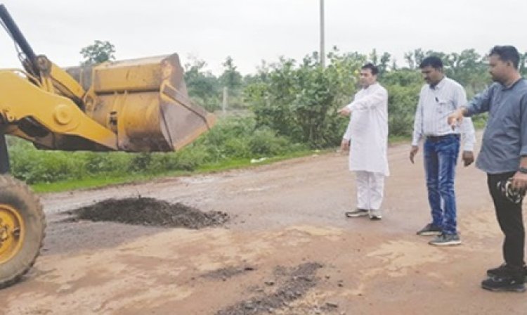 महापौर धीरज बाकलीवाल खड़े होकर शुरू करवाया गड्डे भरने का कार्य