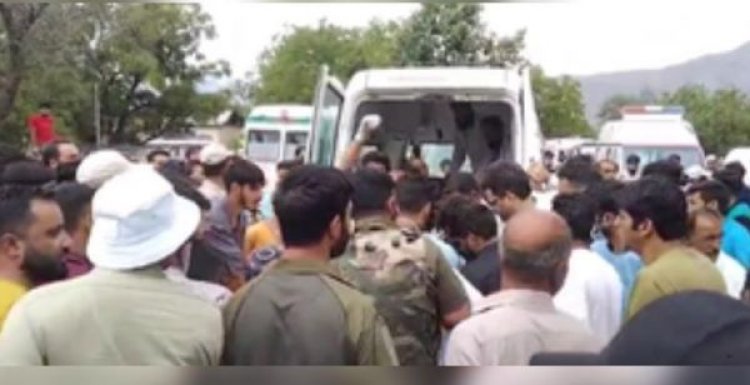 जम्मू-कश्मीर के अनंतनाग में खाई में गिरी कार, 8 की मौत