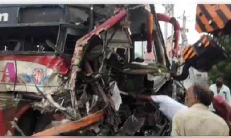 आंध्र प्रदेश में बस और लॉरी की भिड़ंत, एक महिला की मौत, 15 से अधिक घायल