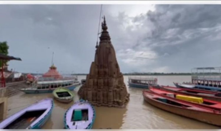 वाराणसी में भीषण जलभराव से घाटों का आपसी संपर्क टूटा, पानी मंदिरों तक पहुंचा