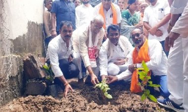 हरेली तिहार : राजिम विधायक और कलेक्टर ने पीएम आवास योजना के तहत निर्मित आवास के प्रांगण में किया पौधरोपण