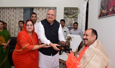 विधानसभा अध्यक्ष डॉ. रमन सिंह ने प्रसिद्ध कथावाचक पंडित प्रदीप मिश्रा से सौंजन्य भेंट की