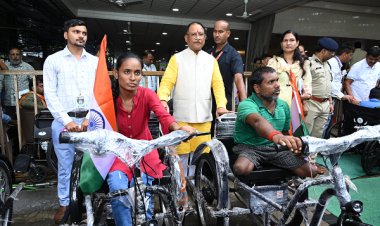 मुख्यमंत्री श्री विष्णुदेव साय के हाथों जनदर्शन कार्यक्रम में दिव्यांगों को मिली बैटरी चलित ट्राई साइकिल