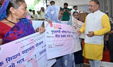 रायपुर : मुख्यमंत्री श्री विष्णु देव साय ने श्रम विभाग के 12 हितग्राहियों को विभिन्न योजनाओं के तहत चेक सौंपे