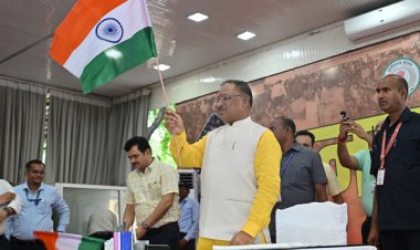 रायपुर : मुख्यमंत्री निवास में आयोजित जनदर्शन में हर घर तिरंगा अभियान के अंतर्गत लोगों को तिरंगा का किया गया वितरण