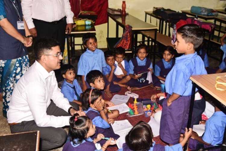 कलेक्टर ने घोड़ादाना प्राथमिक स्कूल का किया निरीक्षण