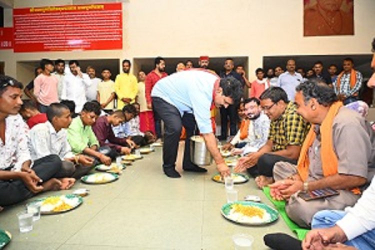 उपमुख्यमंत्री शर्मा कावड़ियों के बीच पहुँचे अमरकंटक, भोजन का वितरण और साथ में बैठकर किया भोजन