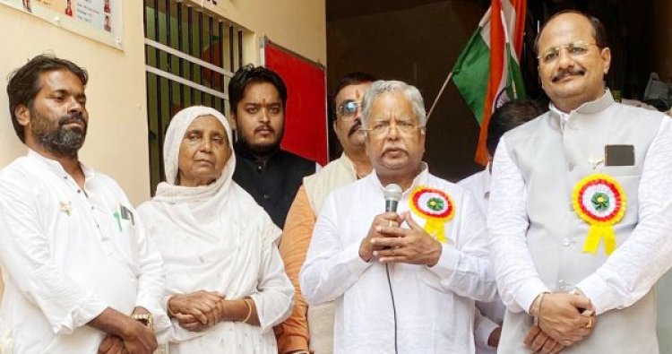 हिन्द इंग्लिश मीडियम स्कूल में अग्रवाल-बेग द्वारा ध्वजारोहण